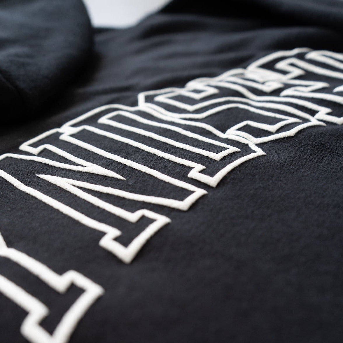 PUFF PRINT WISDOM HOODIE IN BLACK