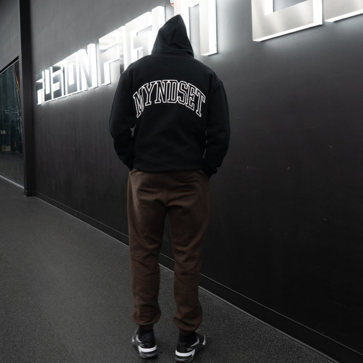PUFF PRINT WISDOM HOODIE IN BLACK