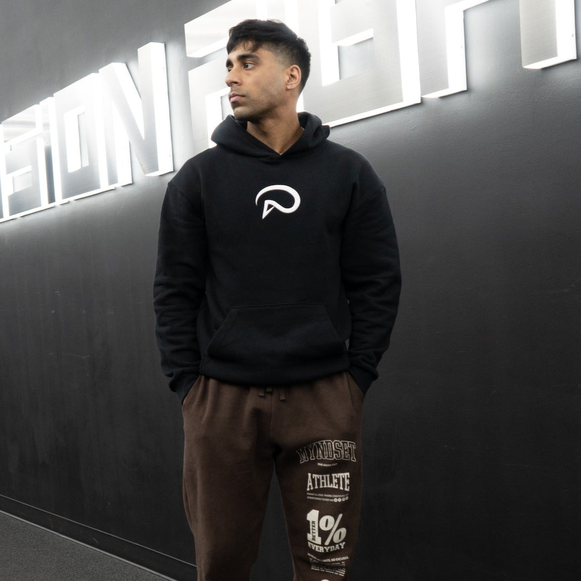 PUFF PRINT WISDOM HOODIE IN BLACK